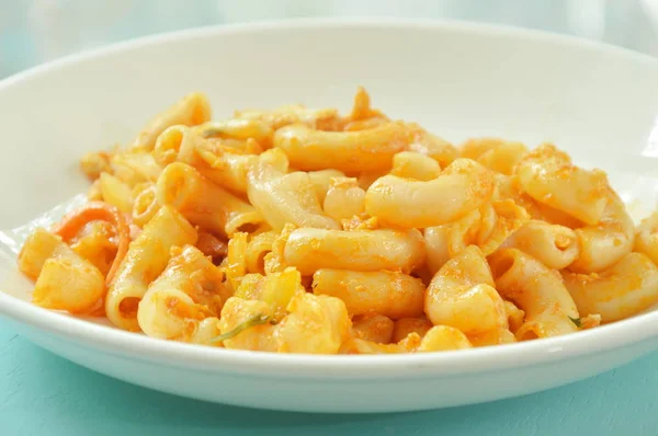 Stir fried macaroni and egg with ketchup on plate — Stock Photo, Image