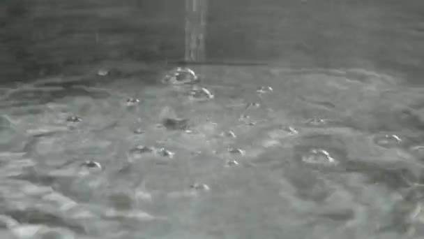 Σταγόνα Νερό Και Εξαπλώνεται Ανοξείδωτη Λεκάνη — Αρχείο Βίντεο
