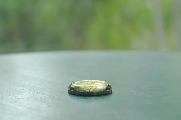 Краплі води зверху на монеті Тайський бат — стокове фото