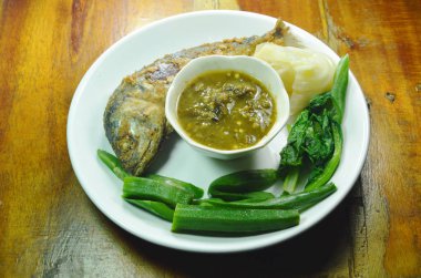 Kızarmış uskumru ve balık chili Yapıştır sos çift ile taze sebze yemek