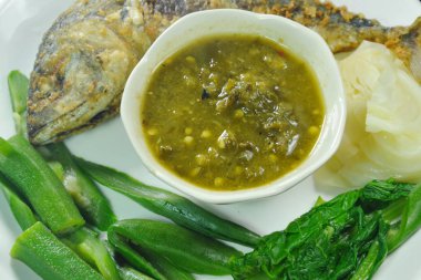 Kızarmış uskumru ve balık chili Yapıştır sos çift ile taze sebze yemek