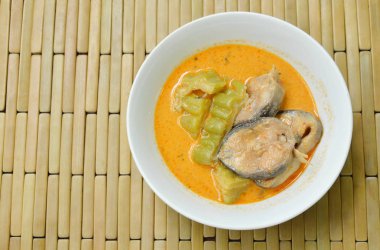  baharatlı haşlanmış acı salatalık dilim yayın balığı Hindistan cevizi sütü ve köri kupa ile