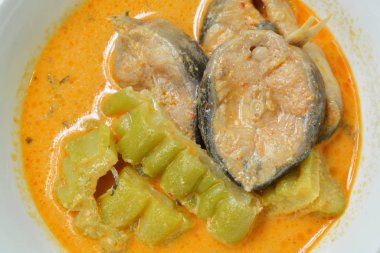  baharatlı haşlanmış acı salatalık dilim yayın balığı Hindistan cevizi sütü ve köri kupa ile