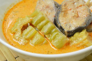  baharatlı haşlanmış acı salatalık dilim yayın balığı Hindistan cevizi sütü ve köri kupa ile