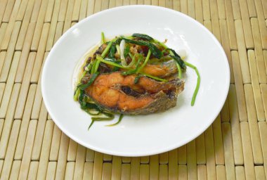  Kızarmış Nil Tilapia ya da mango balığı soslu soya sosu ve tabakta taze soğan.