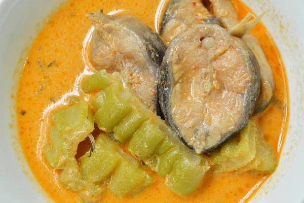  baharatlı haşlanmış acı salatalık dilim yayın balığı Hindistan cevizi sütü ve köri kupa ile