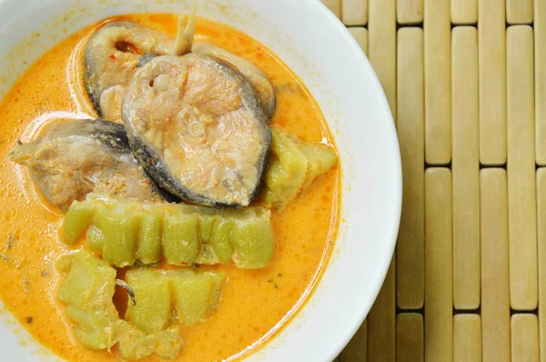  baharatlı haşlanmış acı salatalık dilim yayın balığı Hindistan cevizi sütü ve köri kupa ile