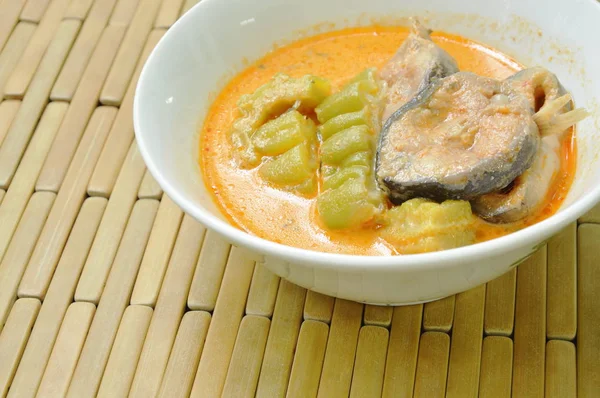 Cetriolo amaro bollito piccante con fetta di pesce gatto nel latte di cocco e curry sulla ciotola — Foto Stock