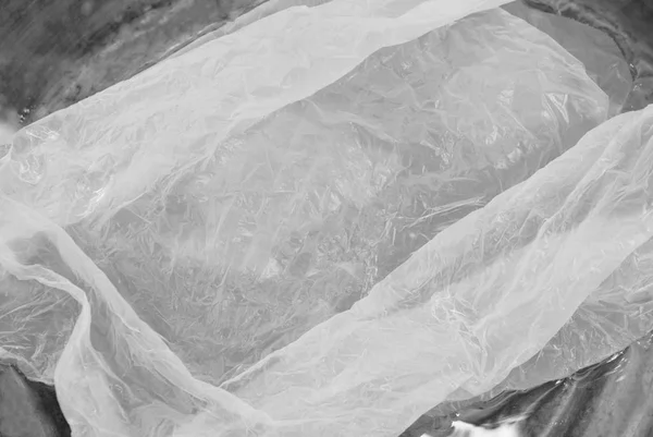 Sac plastique flottant sur la surface de l'eau — Photo