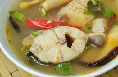  baharatlı haşlanmış yılan kafa balık ve tom yum çorbası kupa bardağı taşıran damla mantar