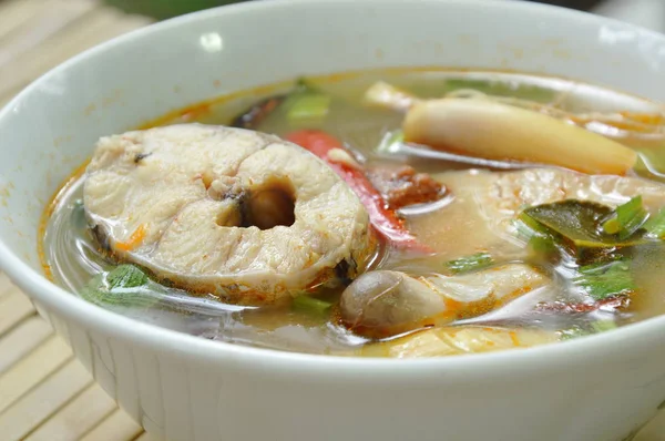 Kruidig gekookt slang hoofd vis en stro paddestoel in tom yum soep op bowl — Stockfoto