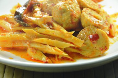 baharatlı karıştırın kızarmış domuz topu köri plaka ile bambu çekimleri