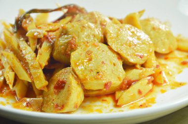 baharatlı karıştırın kızarmış domuz topu köri plaka ile bambu çekimleri