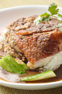 Kızarmış ördek eti pirinç soyunma tatlı sos ve plaka üzerinde Turşu Zencefil Tepesi