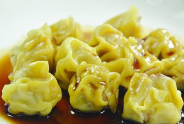 Çin domuz eti hamur tatlısı soyunma soya sosu plaka üzerinde