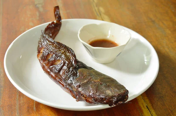 Ikan Lele Panggang Dicelupkan Dengan Saus Pedas Cangkir Pada Piring — Stok Foto