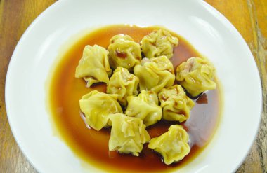  Çin domuz eti hamur tatlısı soyunma soya sosu plaka üzerinde