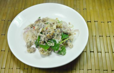  Baharatlı uskumru ve sebzeli Tayland salatası.