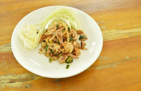 Frango grelhado picante salada tailandesa comer com repolho na placa — Fotografia de Stock