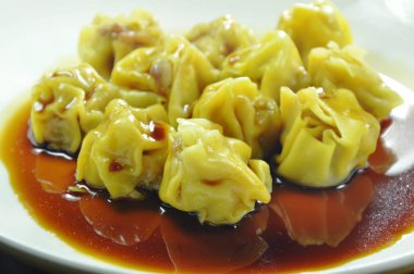  Çin domuz eti hamur tatlısı soyunma soya sosu plaka üzerinde