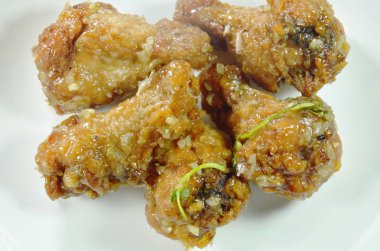  çanak üzerinde tatlı soslu kızarmış tavuk budu