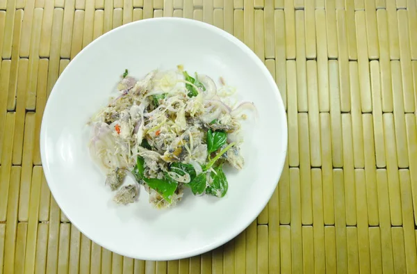 Пряная мясная макрель с травяным тайским салатом на блюде — стоковое фото