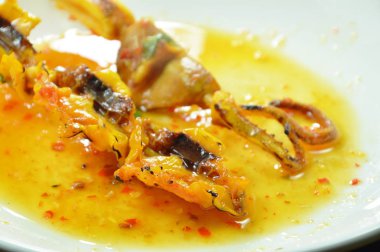 Beyaz tabakta baharatlı sos sos Izgara kalamar