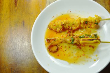  Beyaz tabakta baharatlı sos sos Izgara kalamar