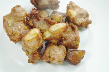  Kızarmış domuz eti kemik beyaz tabakta fermantasyon