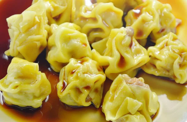 Китайський свинини dumpling одягання соєвого соусу на тарілку — стокове фото