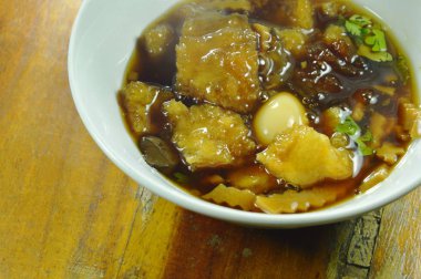 kızarmış balık maw kabı üzerindeki kırmızı et suyu çorbası