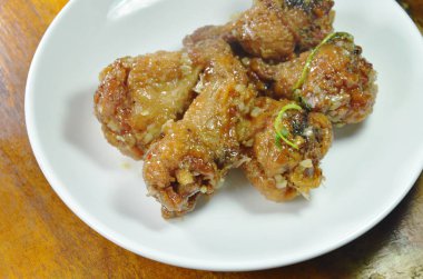 çanak üzerinde tatlı soslu kızarmış tavuk budu