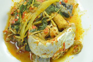 ot ve plaka üzerinde köri baharatlı kızarmış çizgili yayın balığı