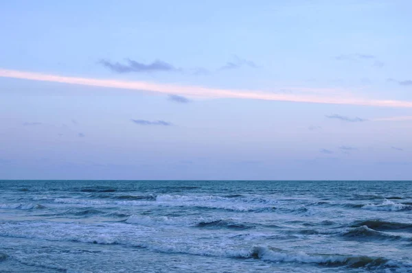 Τοπίο Της Θάλασσας Και Νερό Surf Στην Παραλία Στο Ηλιοβασίλεμα — Φωτογραφία Αρχείου