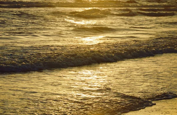 Zeewater Surf Naar Strand Zonsondergang Met Gouden Licht — Stockfoto