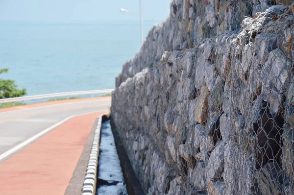 yol ve rock duvar korumak tel Nang Phaya hill doğal noktada Tayland ile
