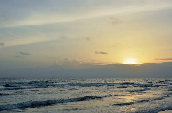 Τοπίο της θάλασσας και το νερό surf στην παραλία στο ηλιοβασίλεμα — Φωτογραφία Αρχείου