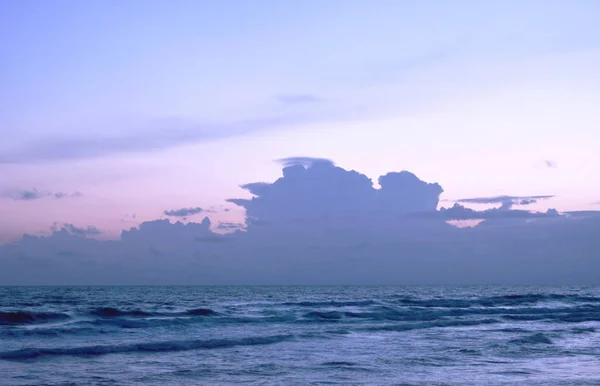Τοπίο της θάλασσας και το νερό surf στην παραλία στο ηλιοβασίλεμα — Φωτογραφία Αρχείου