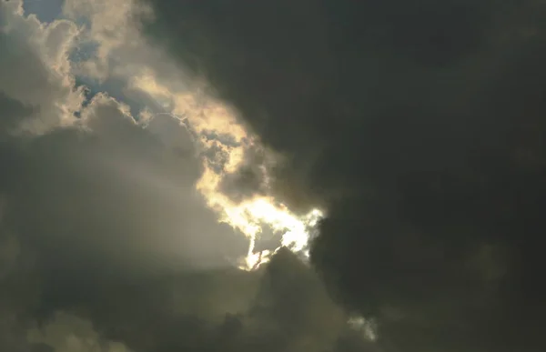 Slunce prosvítající tmavě dest'oveho mraku na obloze — Stock fotografie