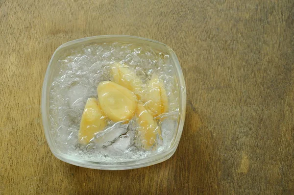 Salacca tropické ovoce bez pecek v sirupu a ledu na skleněná mísa — Stock fotografie