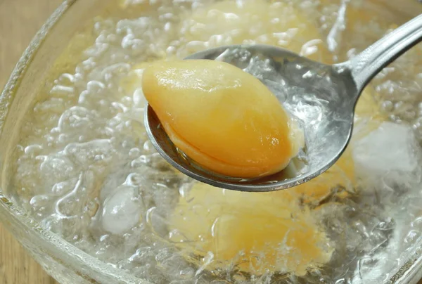 Fruta tropical de salacca sin semillas en almíbar y picadura de hielo en cuchara de plata —  Fotos de Stock