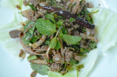 Tay baharatlı chop ördek eti salata ve plaka üzerinde taze lahana