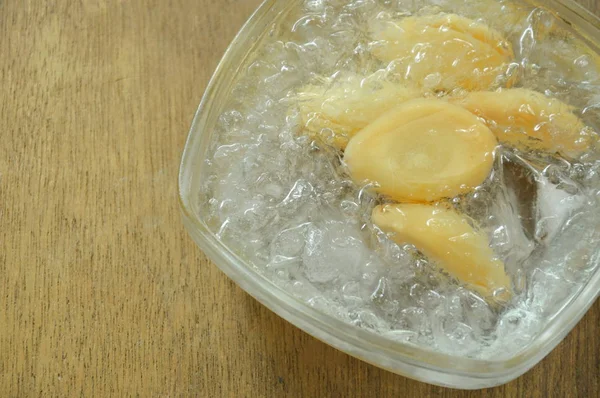 Salacca 热带水果无核在糖浆和冰上的玻璃碗 — 图库照片