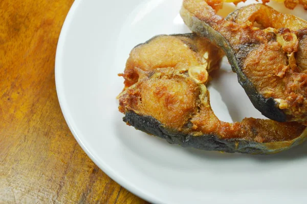 Goreng asin bergaris-garis lele irisan pada hidangan putih — Stok Foto