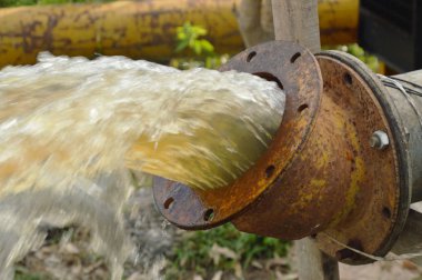 yağ pompası drenaj su geri Nehri'ne sel korumak için