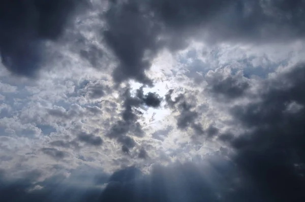 Rayon Soleil Diffusant Lumière Travers Nuage Sombre Sur Ciel — Photo