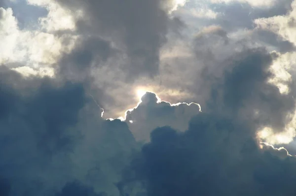 Lumière Soleil Travers Nuage Sombre Sur Ciel — Photo
