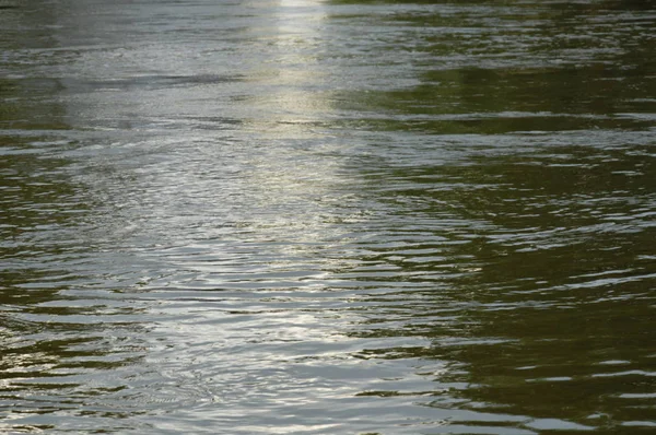 Água correr através do rio na estação chuvosa — Fotografia de Stock