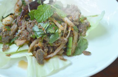 Tay baharatlı chop ördek eti salata ve plaka üzerinde taze lahana