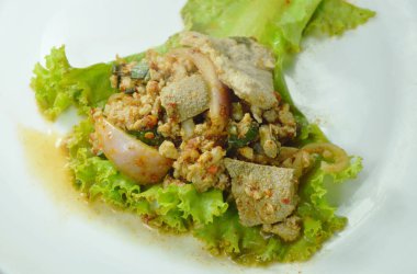 Tay spicy kıyılmış domuz salata taze marul üzerinde